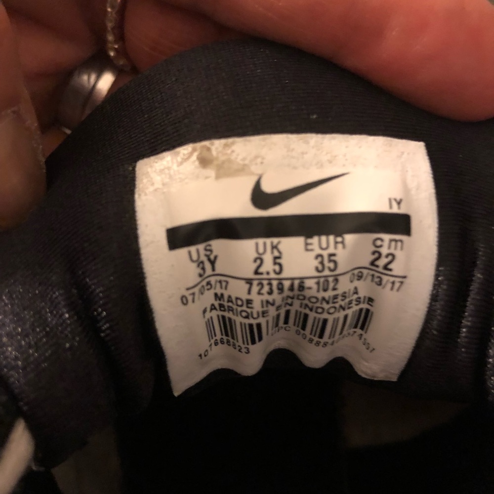 Nike - Picture 3 of 6